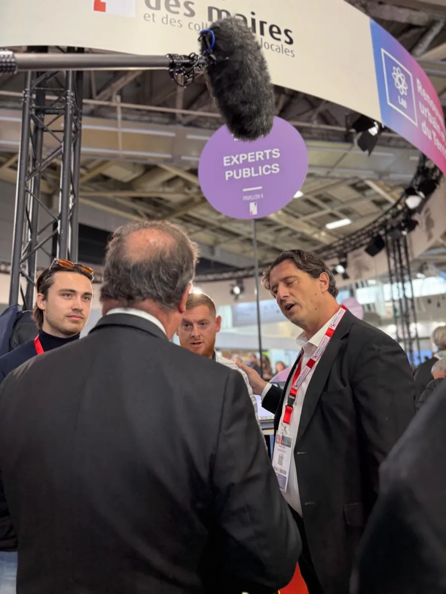Présentation d'Experts-Publics à François Hollande au Salon des Maires 2025