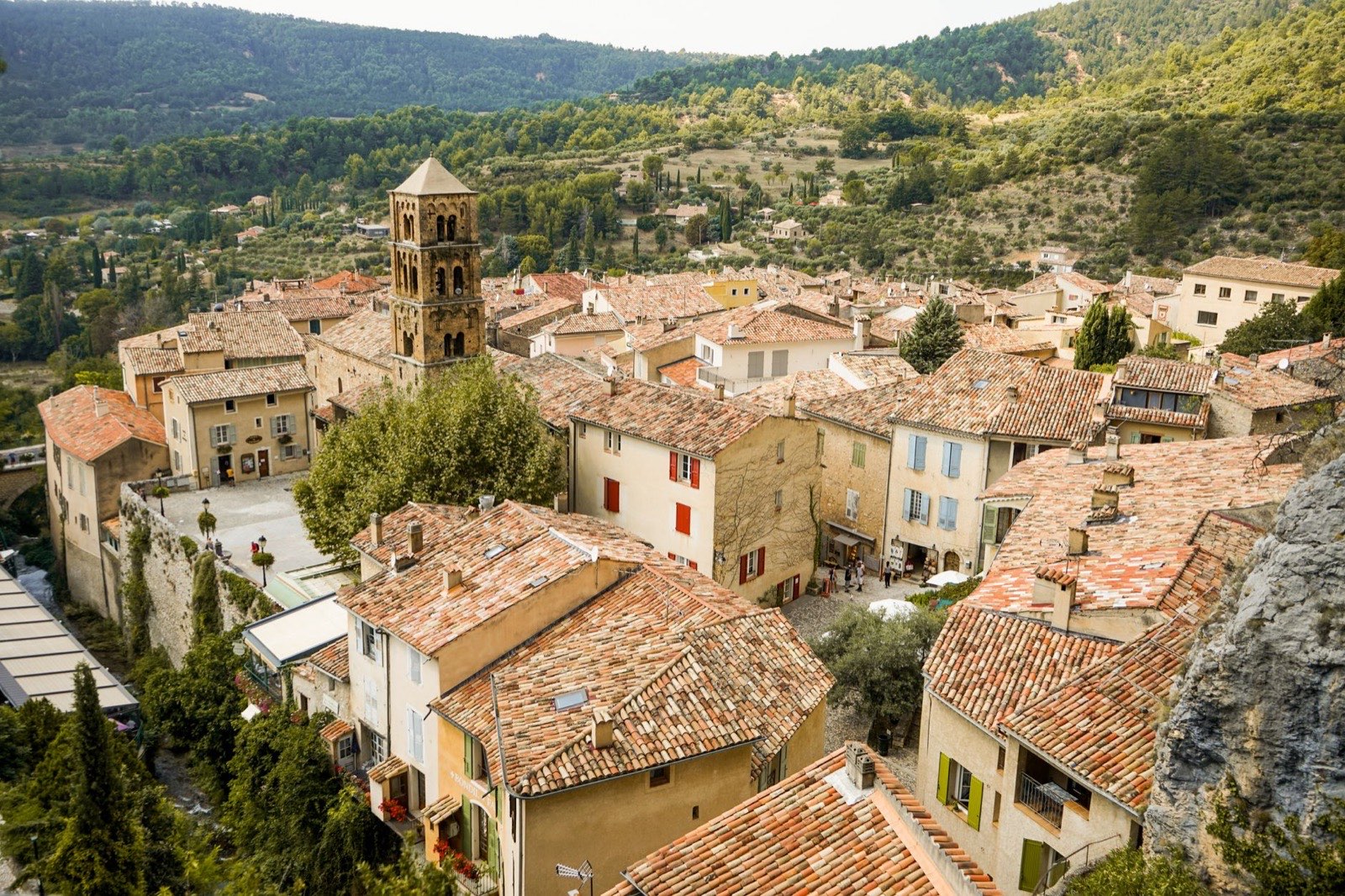 Vue aérienne des toits d’un village provençal, clocher au centre.